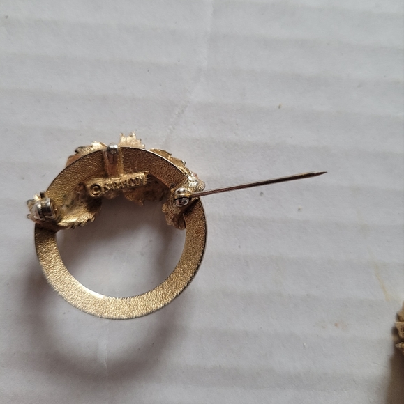 Sarah Coventry Signed Wreath/Leaf Broach Pin/Earrings Faux Pearl Leaf Gold Tone - Picture 8 of 9